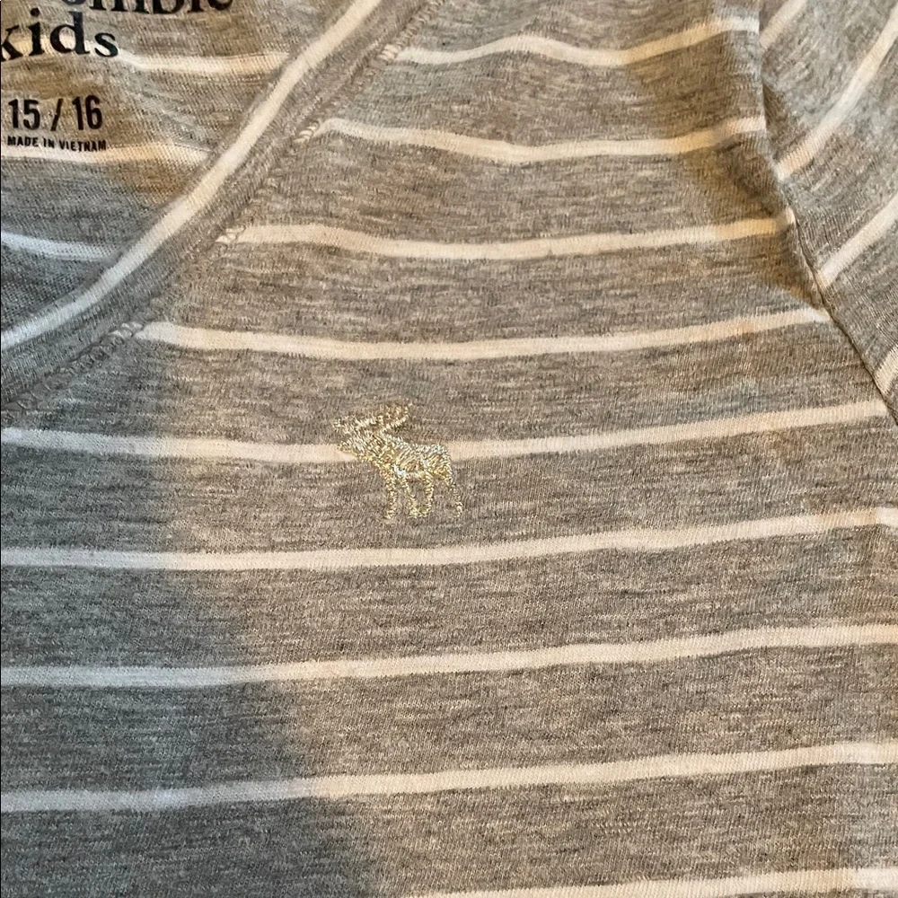 Abercrombie Kids Light Gray and White Striped Tee 15/16 girls